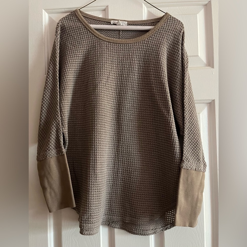 Men’s Loveriche waffle weave Sweater. Color beige/Tan size Small. Pre-Loved.